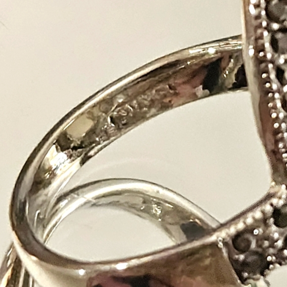 Elegant Silver Oval Ring - Picture 4 of 9
